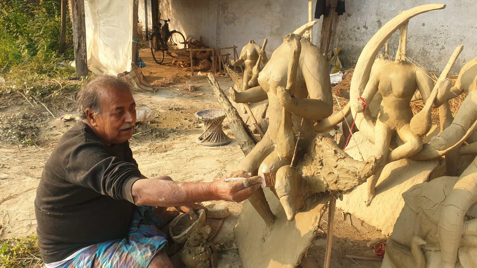 सरस्वती पूजा नजिकिँदै गर्दा भारतीय कालिगढको सक्रियता, नेपालबाट वर्षेनी लाखौँ रुपैयाँ बाहिरिँदै