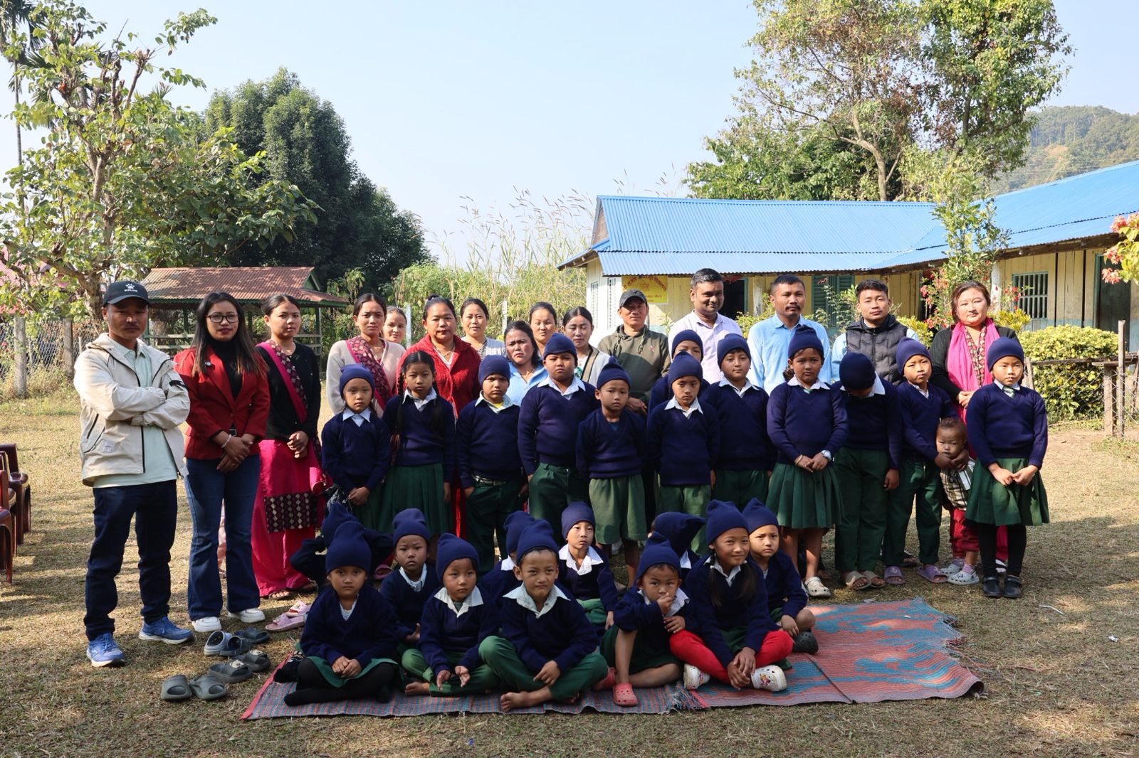 संचारकर्मी राईको सहयोगमा सृजना आधारभूत विद्यालयका ३० विद्यार्थीलाई न्यानो कपडा वितरण
