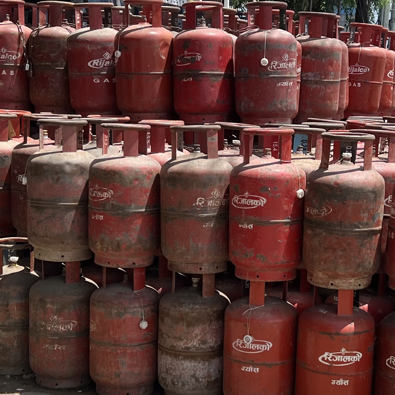 ग्यास प्रशस्त’ भन्ने सरकारी दाबी, उर्लाबारीमा निभ्दै छन् चुला ? व्यवसायी भन्छन” कम्पनीले ग्यास नै कम्ती दिन्छ कसरी धन्नु उपभोत्ताको माग”